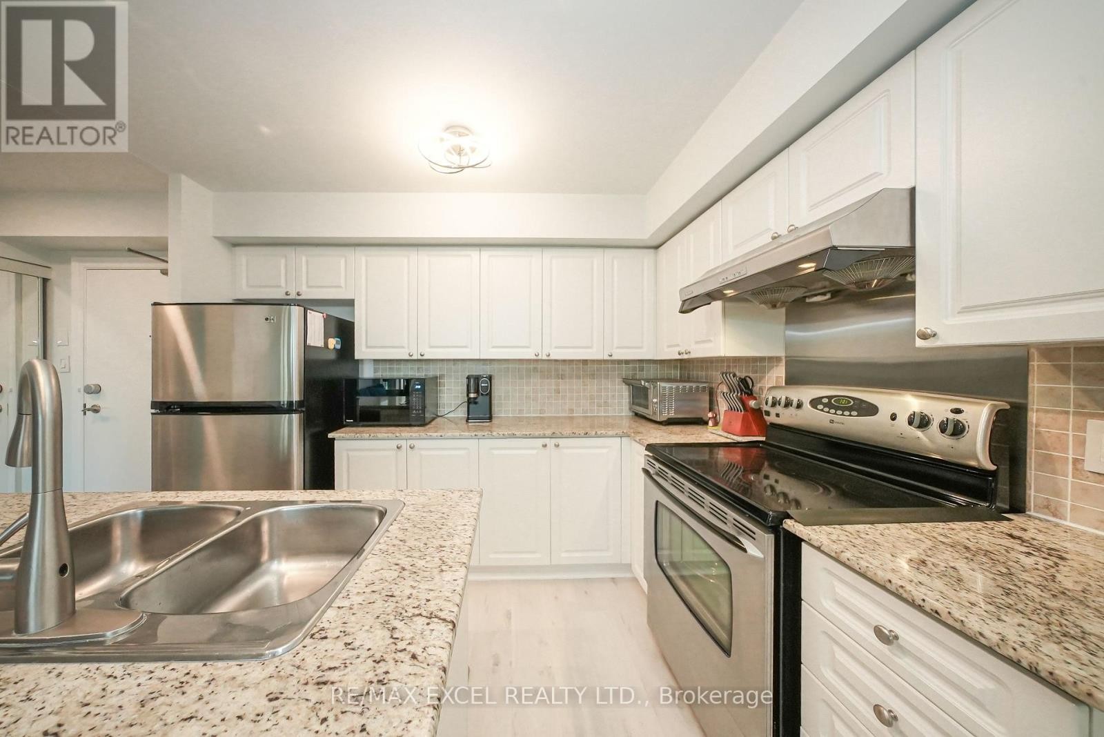 












711 - 920 SHEPPARD AVENUE W

,
Toronto (Bathurst Manor),




Ontario
M3H0A2

