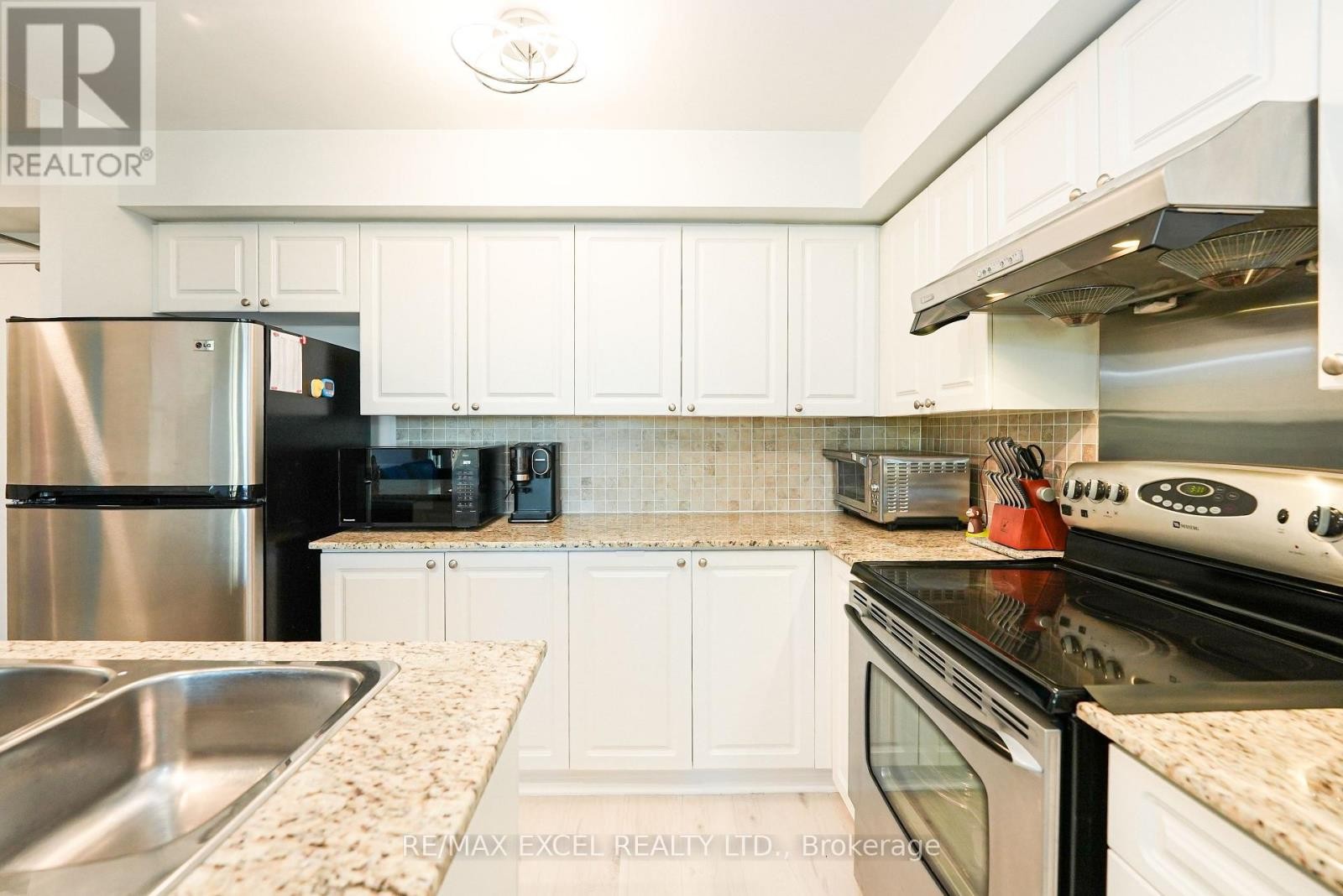 












711 - 920 SHEPPARD AVENUE W

,
Toronto (Bathurst Manor),




Ontario
M3H0A2

