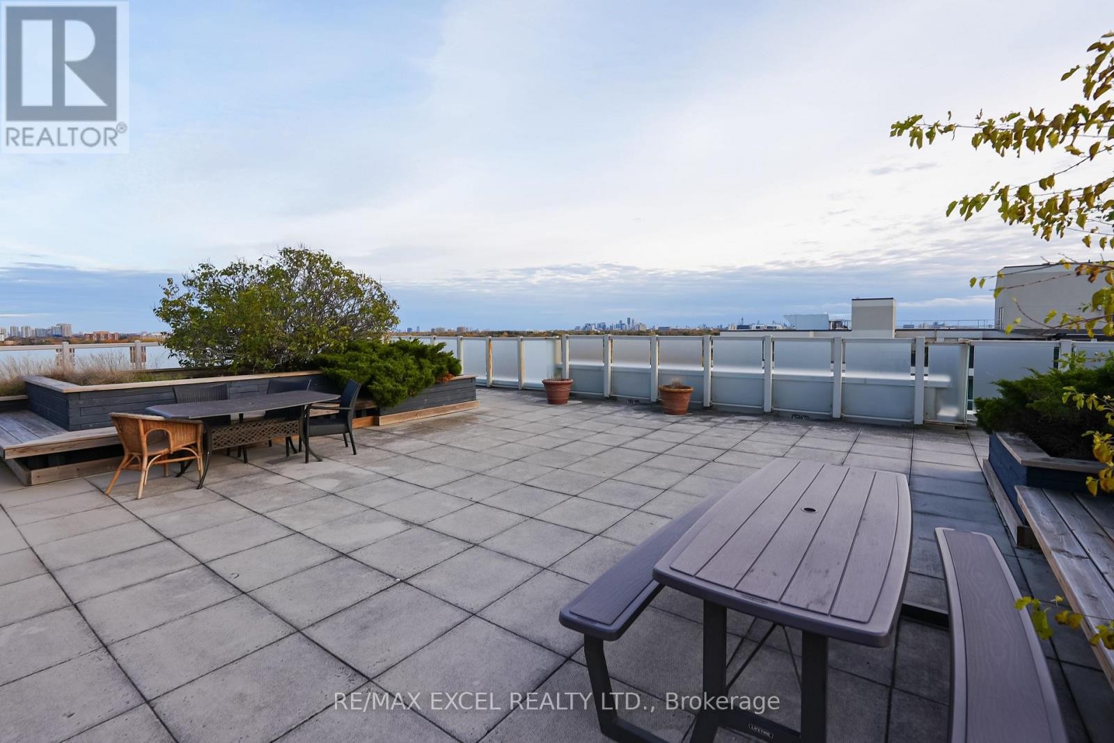 












711 - 920 SHEPPARD AVENUE W

,
Toronto (Bathurst Manor),




Ontario
M3H0A2

