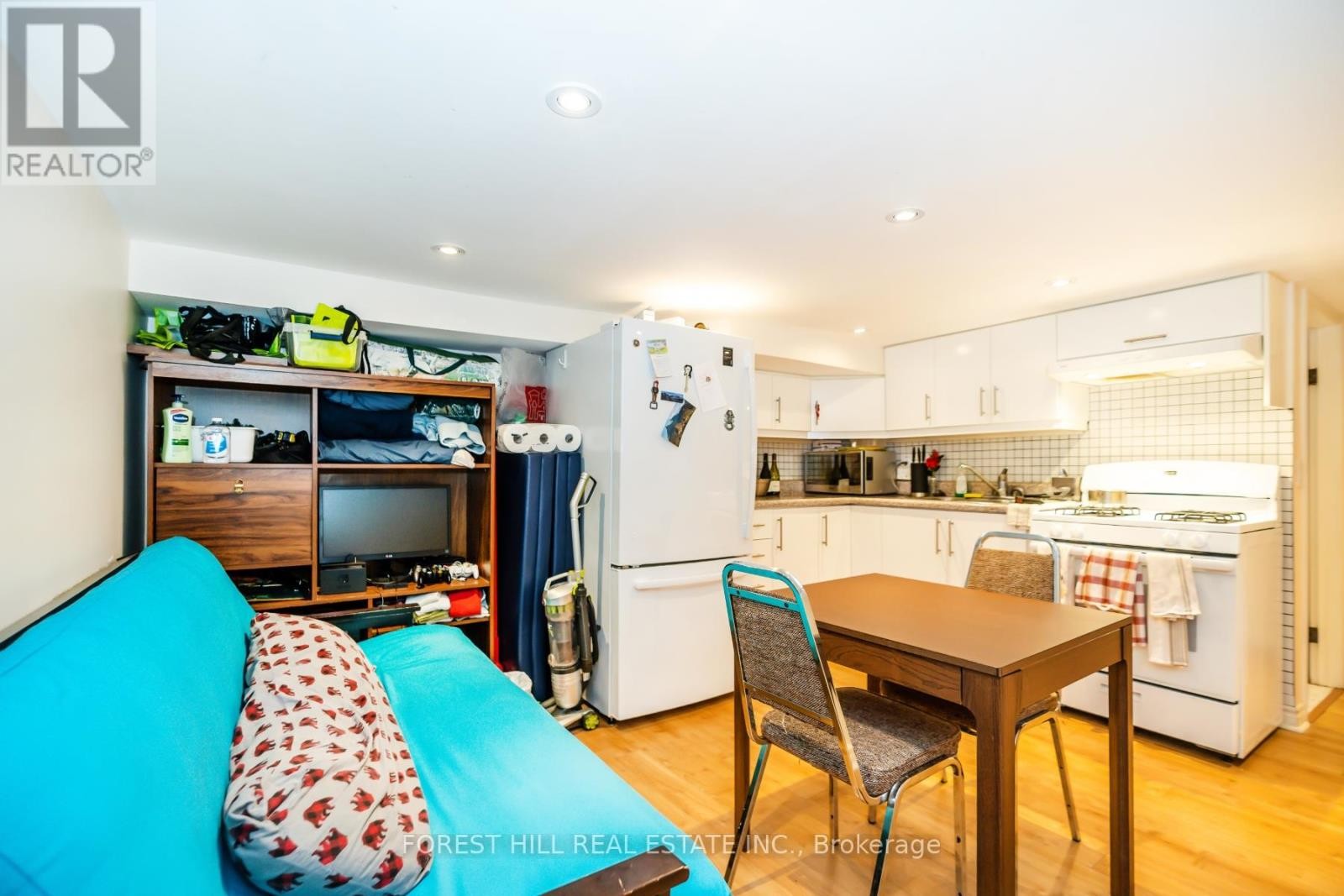 












LOWER - 224 PALMERSTON AVENUE

,
Toronto (Trinity-Bellwoods),




Ontario
M6J2J4

