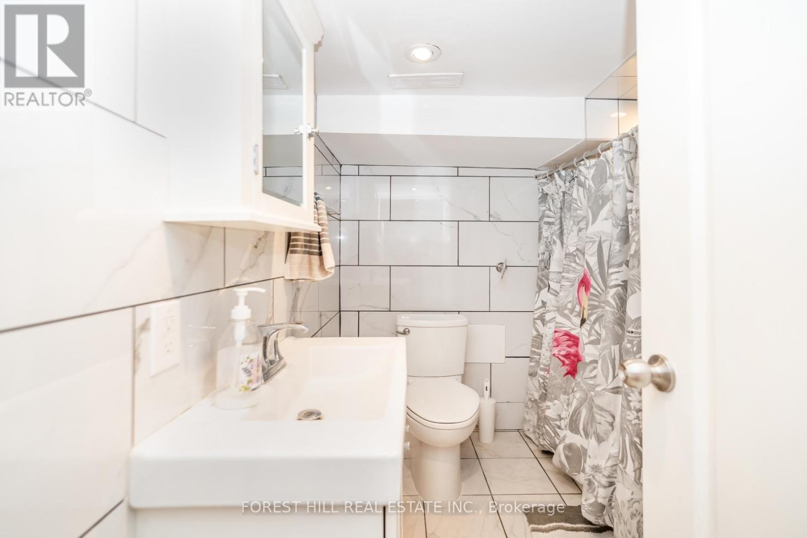 












LOWER - 224 PALMERSTON AVENUE

,
Toronto (Trinity-Bellwoods),




Ontario
M6J2J4

