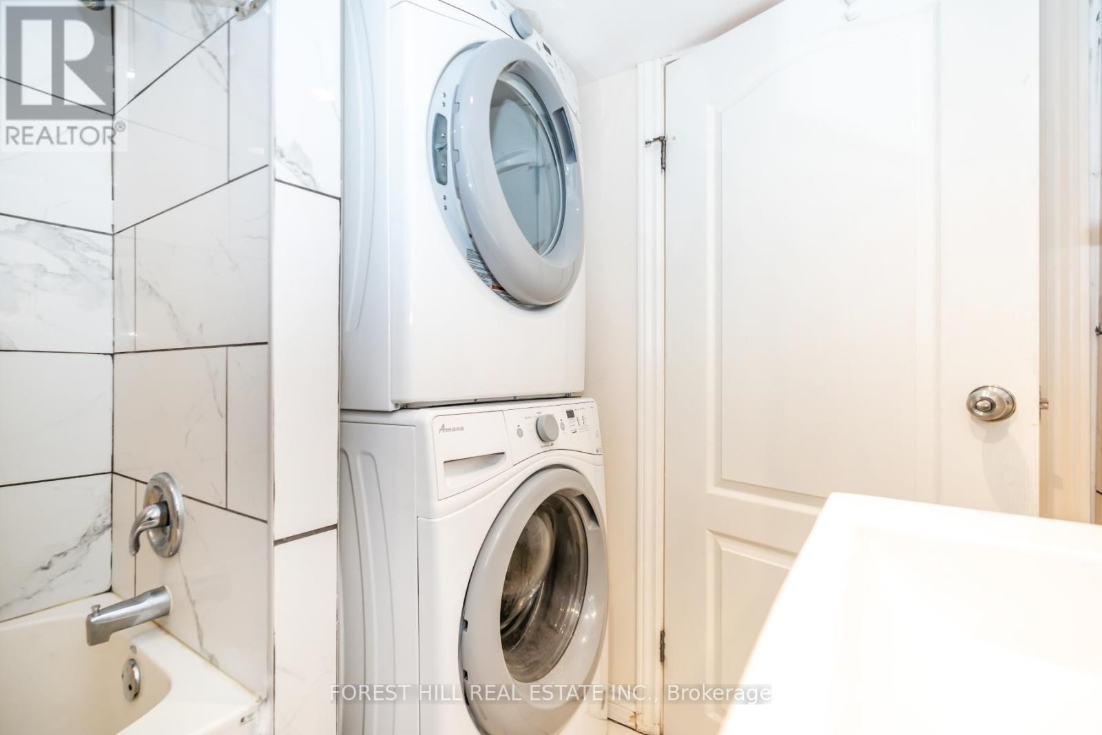 












LOWER - 224 PALMERSTON AVENUE

,
Toronto (Trinity-Bellwoods),




Ontario
M6J2J4

