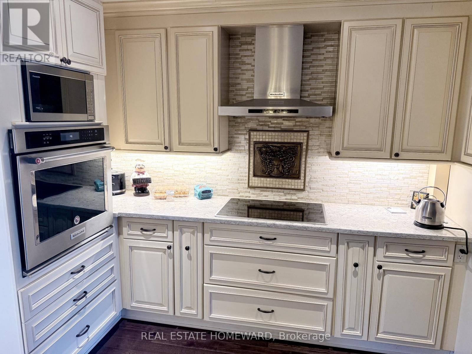 












18 WYNDCLIFF CRESCENT

,
Toronto (Victoria Village),




Ontario
M4A2K1

