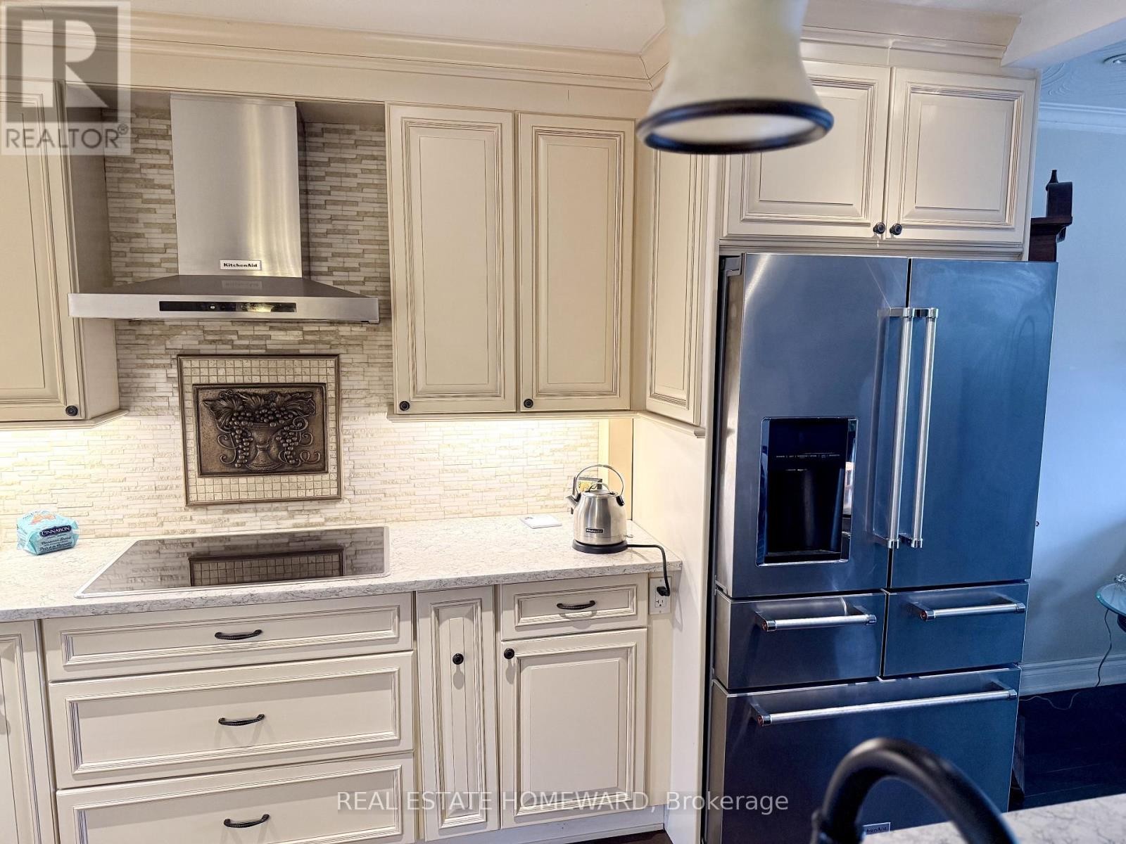 












18 WYNDCLIFF CRESCENT

,
Toronto (Victoria Village),




Ontario
M4A2K1

