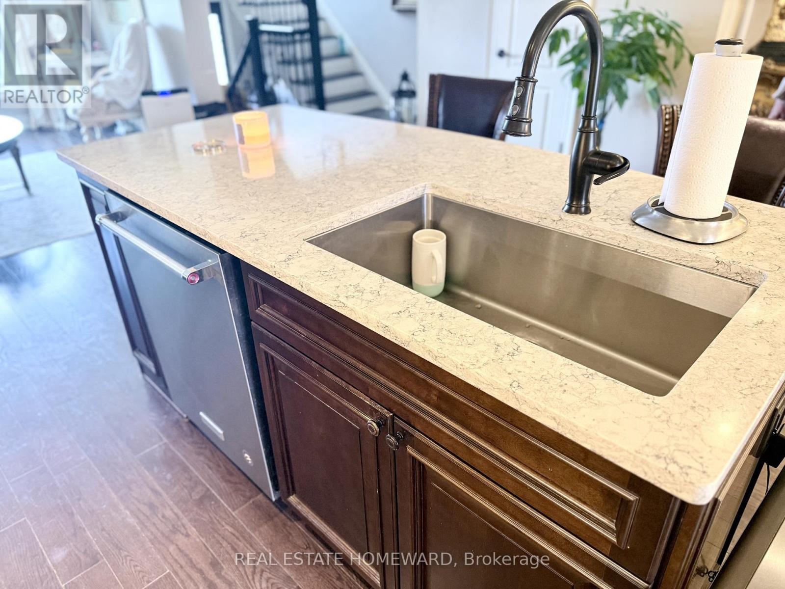 












18 WYNDCLIFF CRESCENT

,
Toronto (Victoria Village),




Ontario
M4A2K1

