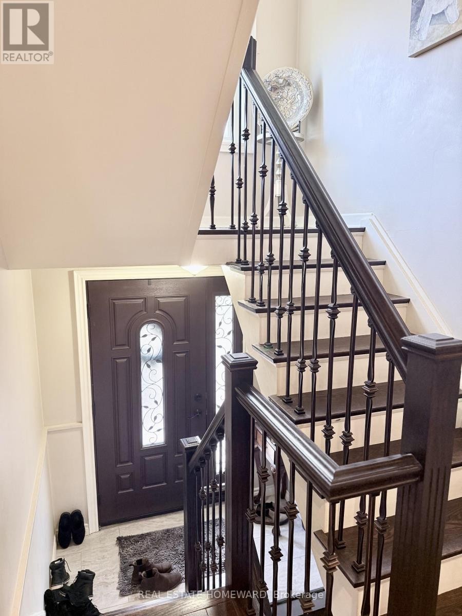 












18 WYNDCLIFF CRESCENT

,
Toronto (Victoria Village),




Ontario
M4A2K1

