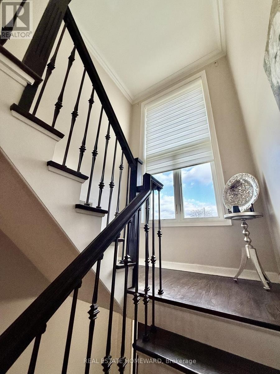 












18 WYNDCLIFF CRESCENT

,
Toronto (Victoria Village),




Ontario
M4A2K1

