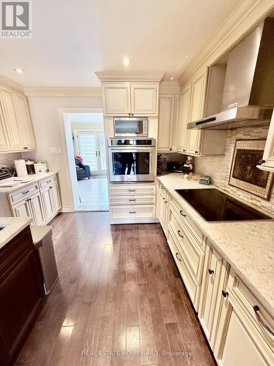 












18 WYNDCLIFF CRESCENT

,
Toronto (Victoria Village),




Ontario
M4A2K1

