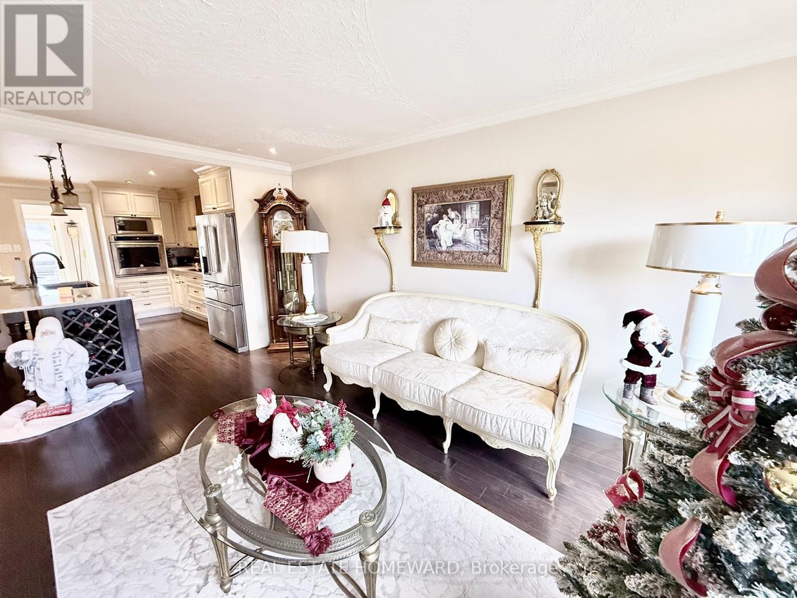 












18 WYNDCLIFF CRESCENT

,
Toronto (Victoria Village),




Ontario
M4A2K1

