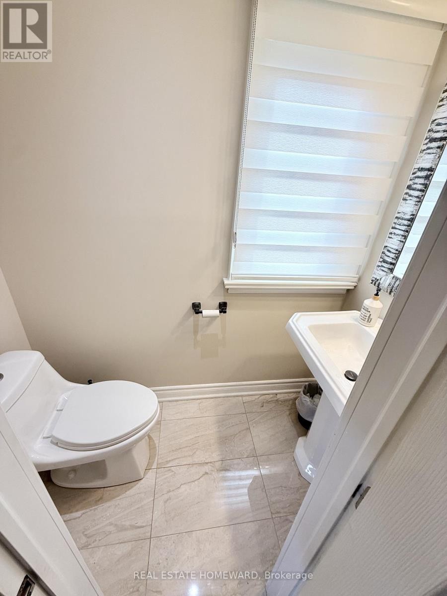 












18 WYNDCLIFF CRESCENT

,
Toronto (Victoria Village),




Ontario
M4A2K1

