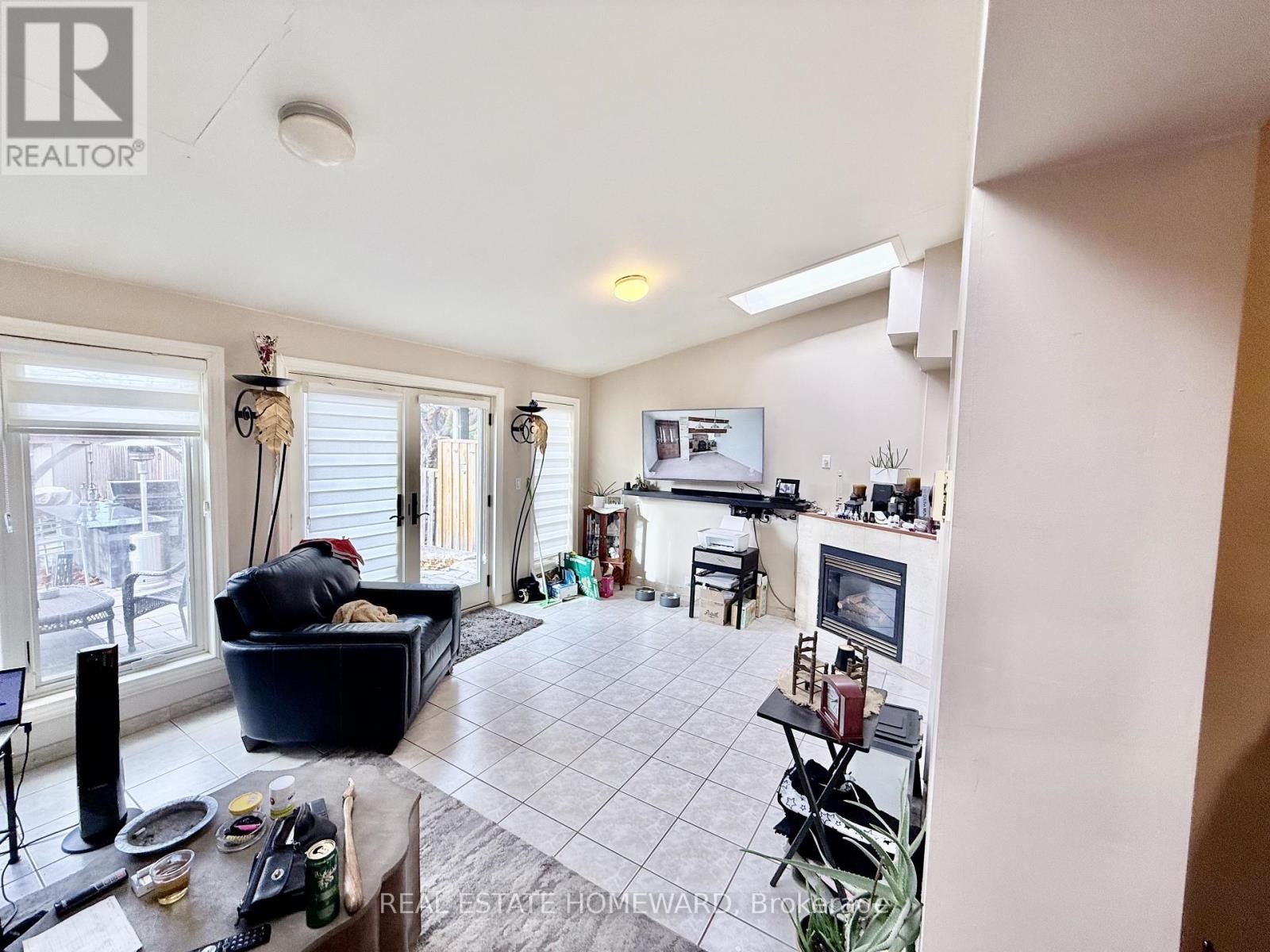 












18 WYNDCLIFF CRESCENT

,
Toronto (Victoria Village),




Ontario
M4A2K1

