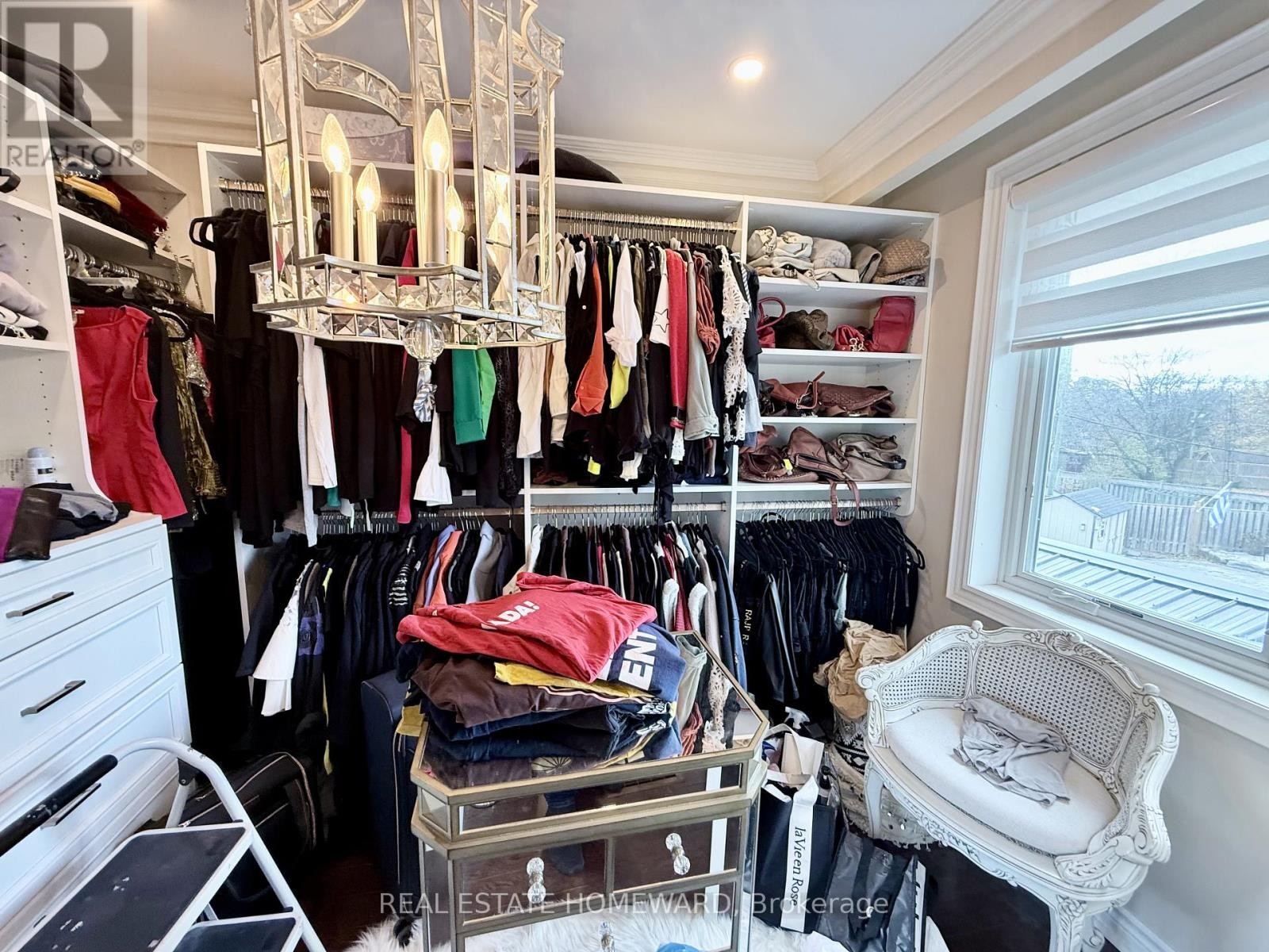 












18 WYNDCLIFF CRESCENT

,
Toronto (Victoria Village),




Ontario
M4A2K1

