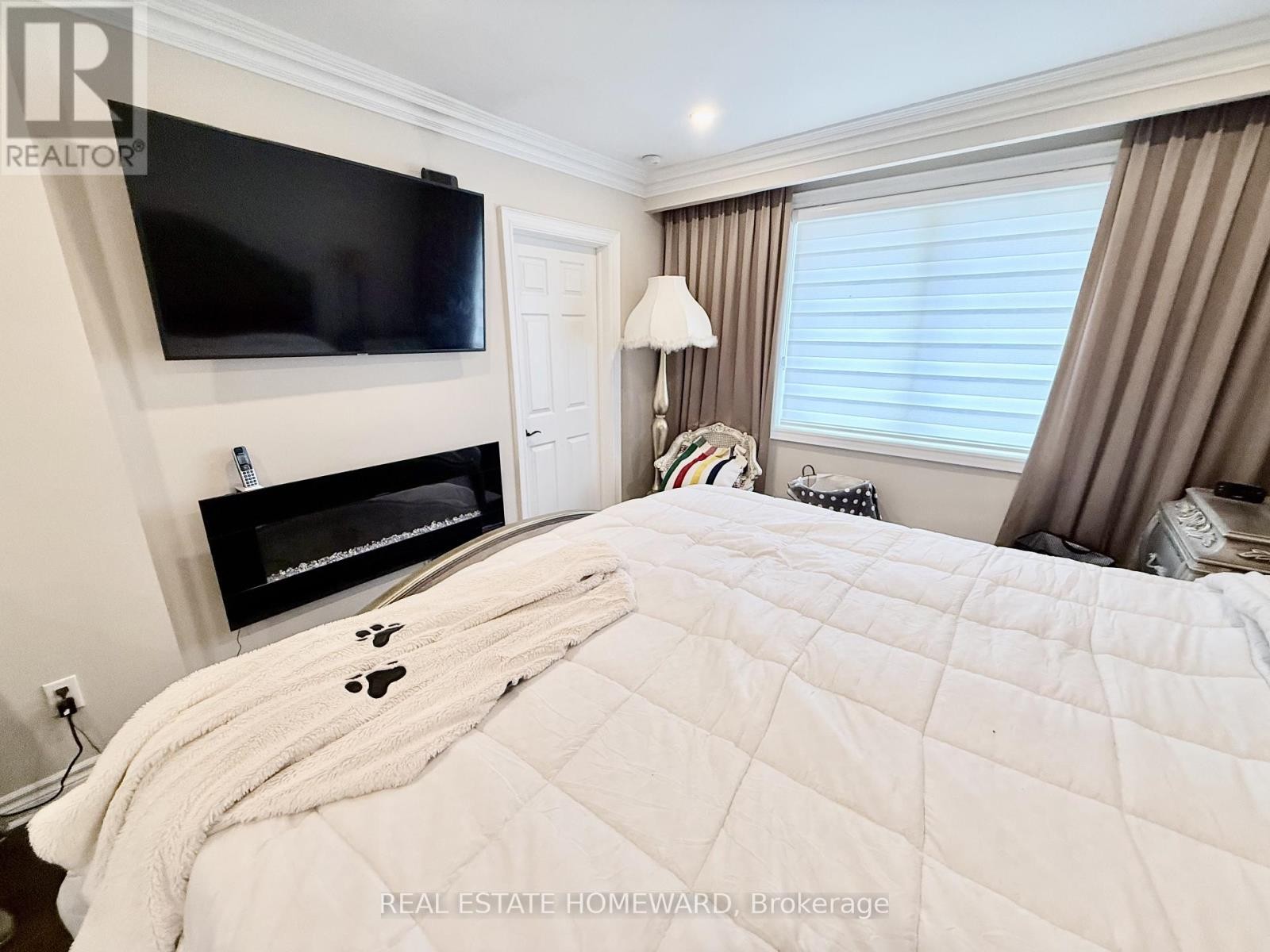 












18 WYNDCLIFF CRESCENT

,
Toronto (Victoria Village),




Ontario
M4A2K1

