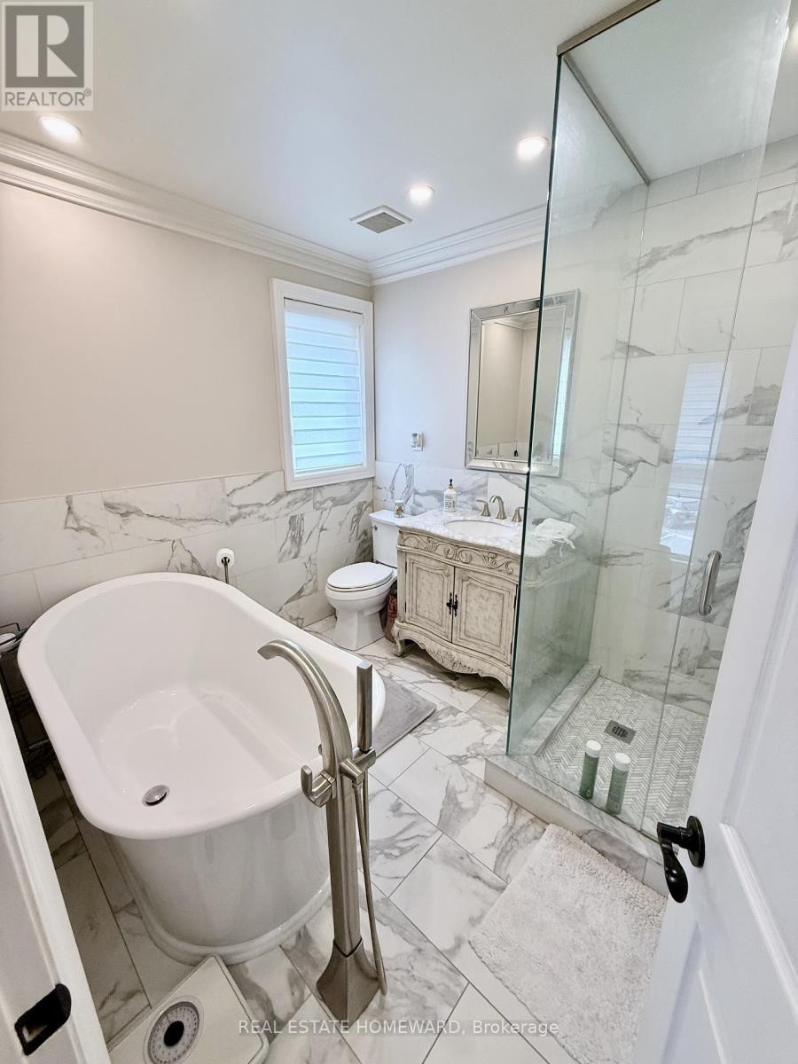 












18 WYNDCLIFF CRESCENT

,
Toronto (Victoria Village),




Ontario
M4A2K1

