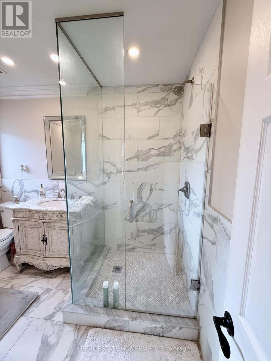 












18 WYNDCLIFF CRESCENT

,
Toronto (Victoria Village),




Ontario
M4A2K1

