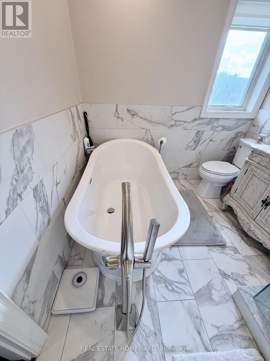 












18 WYNDCLIFF CRESCENT

,
Toronto (Victoria Village),




Ontario
M4A2K1

