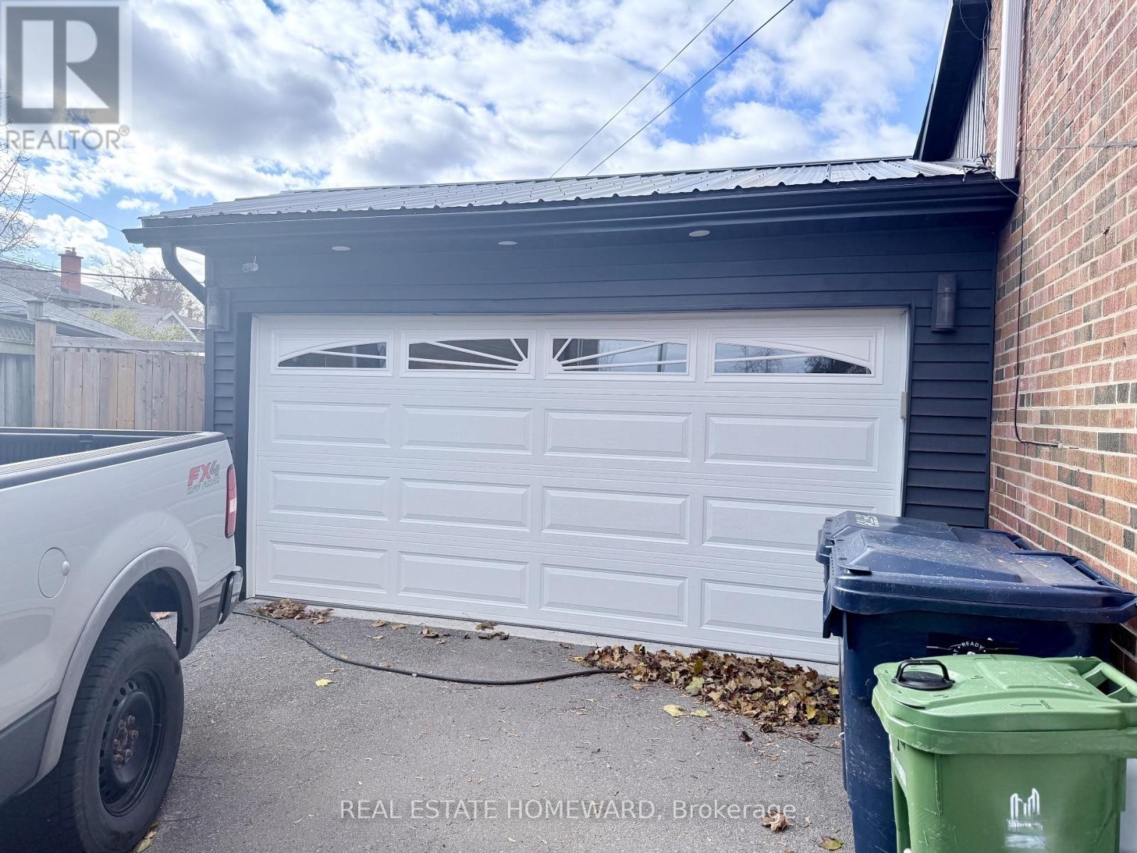 












18 WYNDCLIFF CRESCENT

,
Toronto (Victoria Village),




Ontario
M4A2K1

