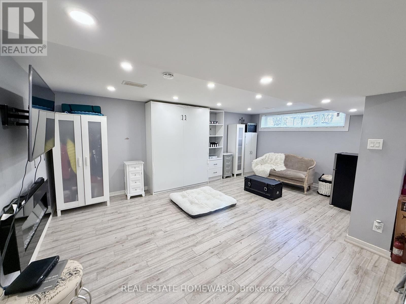 












18 WYNDCLIFF CRESCENT

,
Toronto (Victoria Village),




Ontario
M4A2K1

