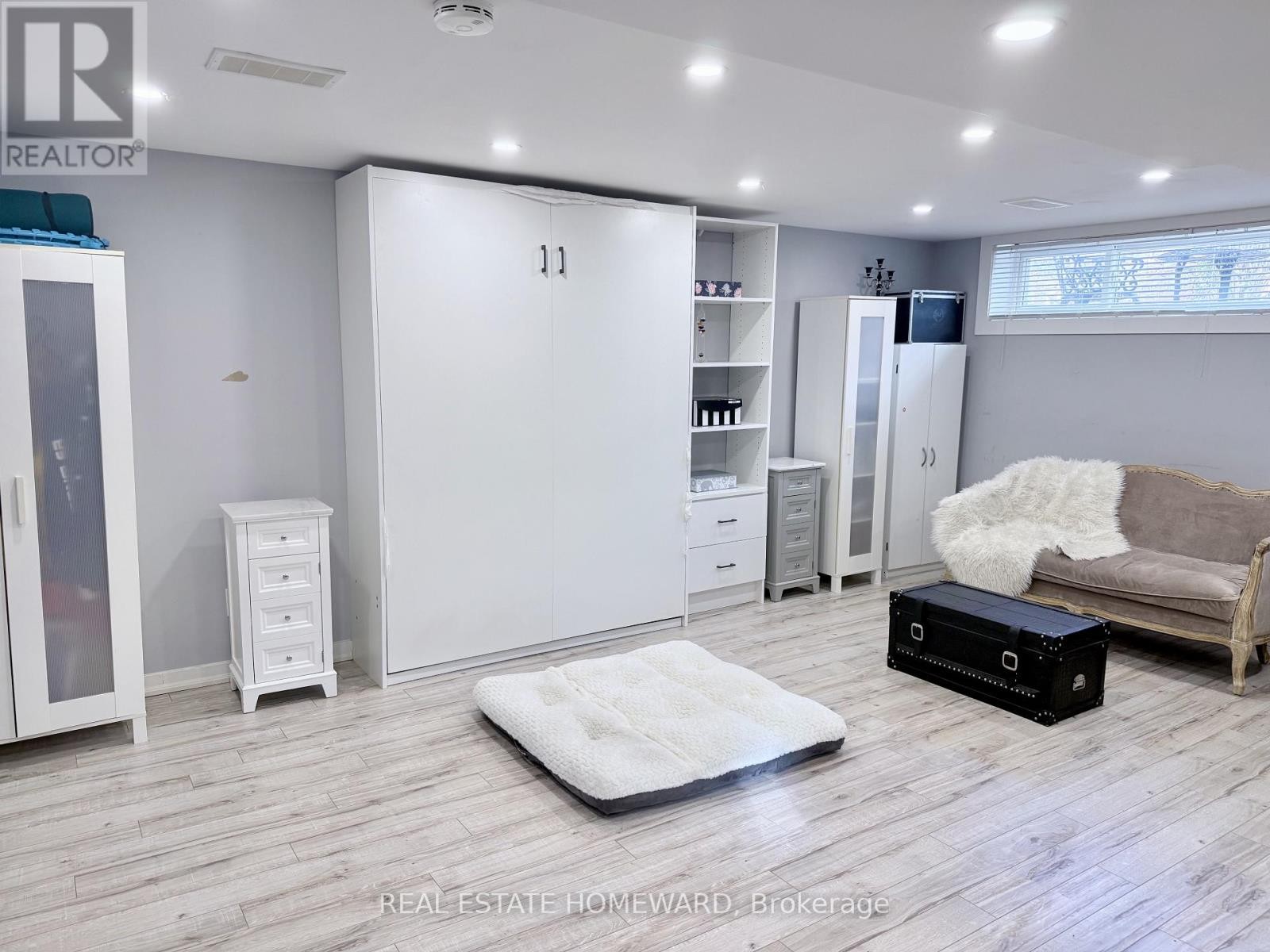 












18 WYNDCLIFF CRESCENT

,
Toronto (Victoria Village),




Ontario
M4A2K1

