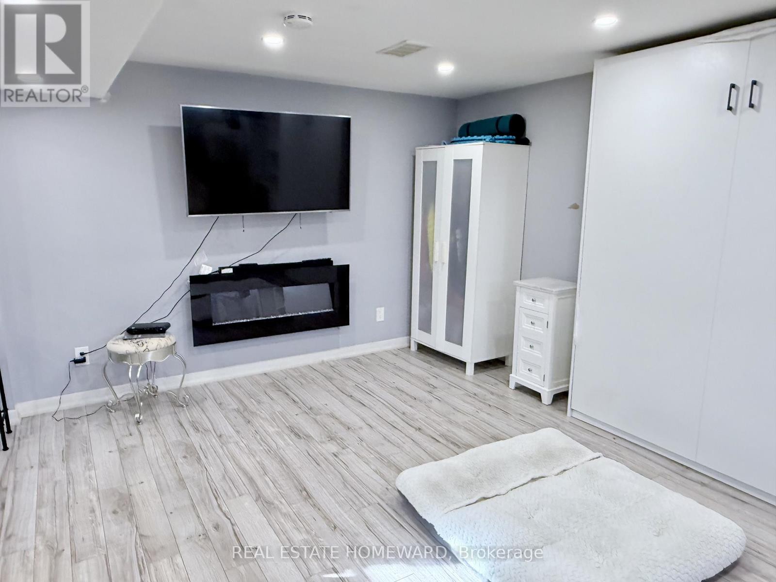 












18 WYNDCLIFF CRESCENT

,
Toronto (Victoria Village),




Ontario
M4A2K1

