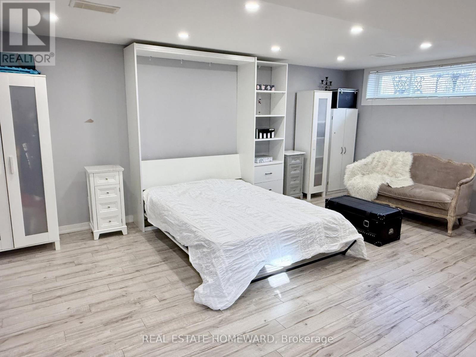 












18 WYNDCLIFF CRESCENT

,
Toronto (Victoria Village),




Ontario
M4A2K1

