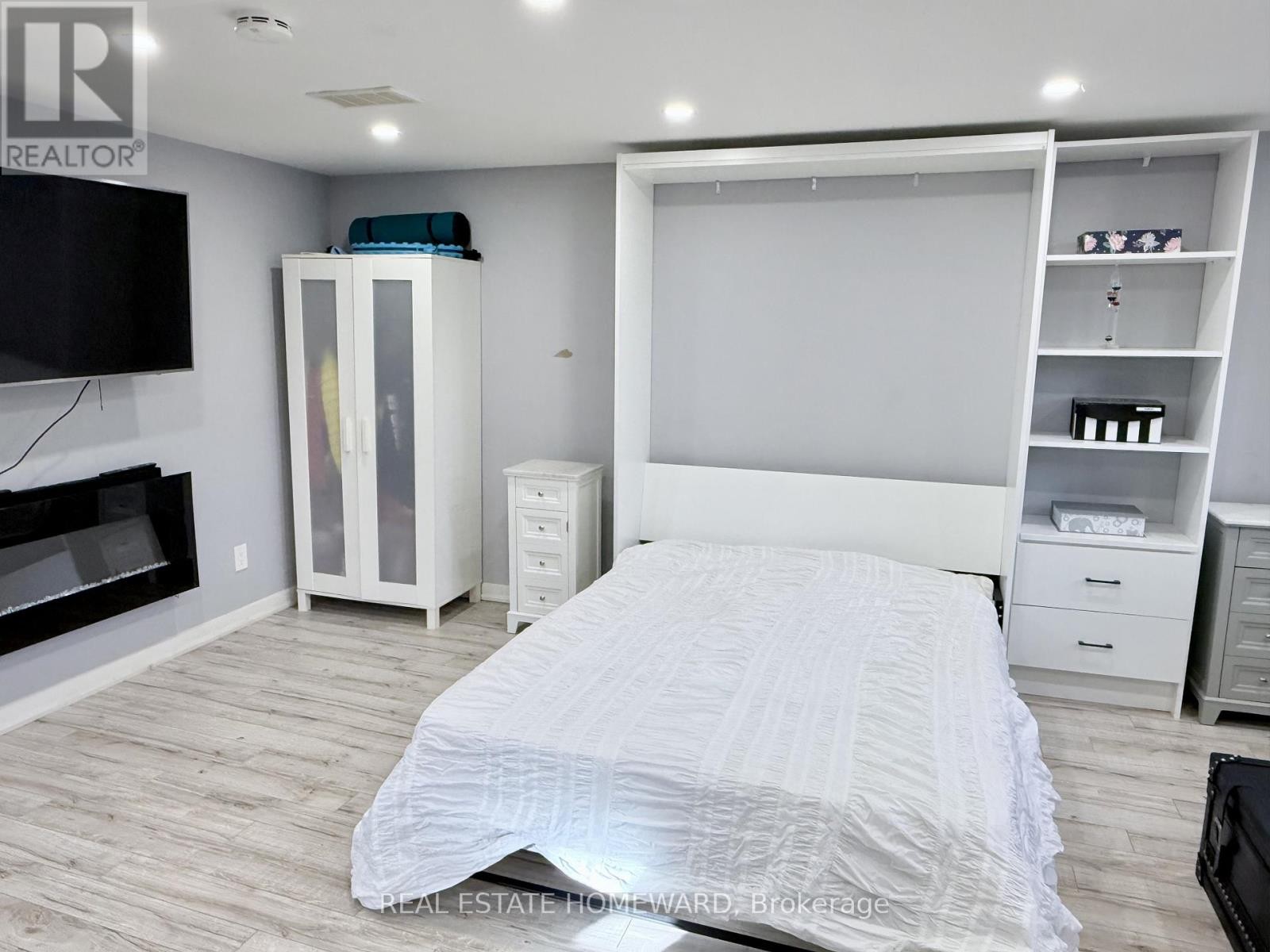 












18 WYNDCLIFF CRESCENT

,
Toronto (Victoria Village),




Ontario
M4A2K1

