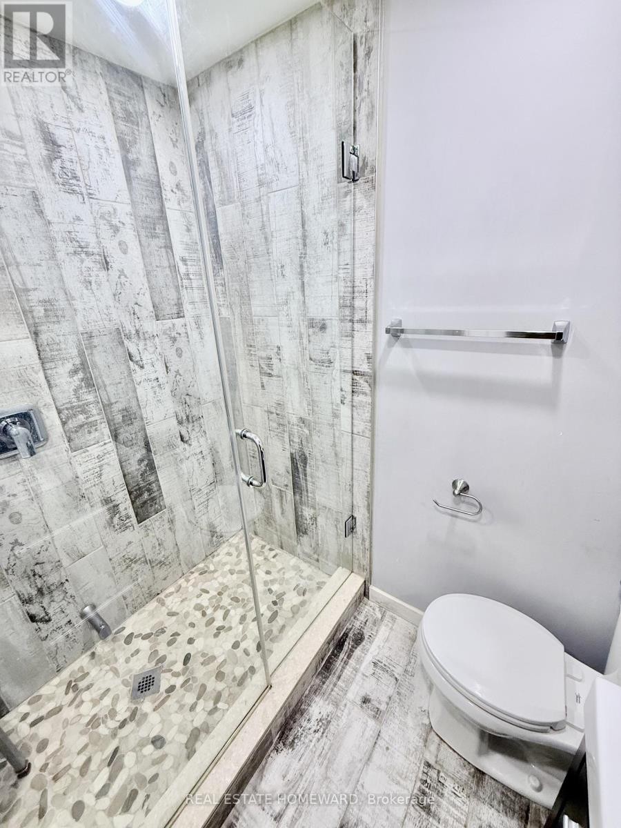 












18 WYNDCLIFF CRESCENT

,
Toronto (Victoria Village),




Ontario
M4A2K1

