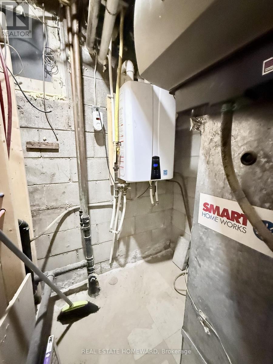 












18 WYNDCLIFF CRESCENT

,
Toronto (Victoria Village),




Ontario
M4A2K1

