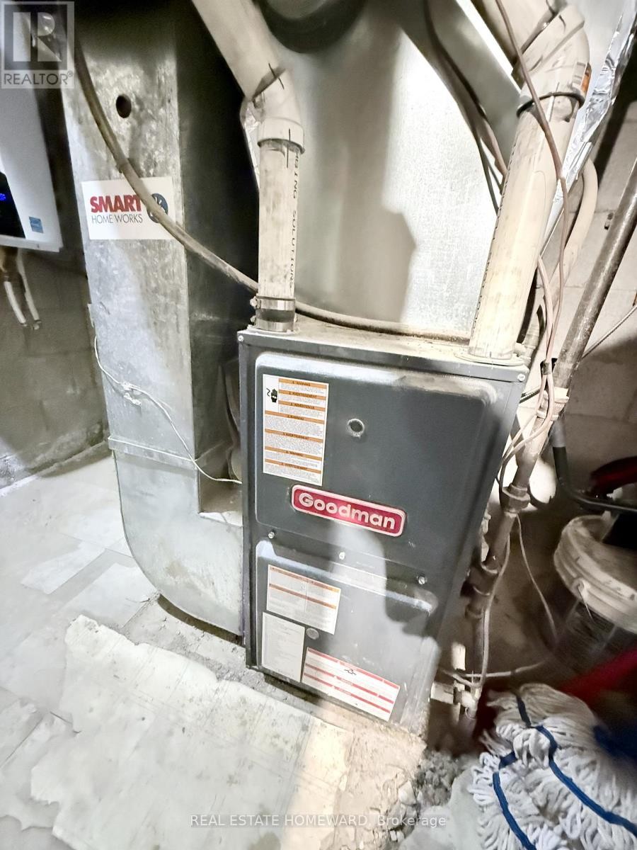 












18 WYNDCLIFF CRESCENT

,
Toronto (Victoria Village),




Ontario
M4A2K1

