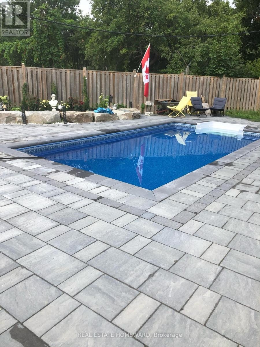 












18 WYNDCLIFF CRESCENT

,
Toronto (Victoria Village),




Ontario
M4A2K1

