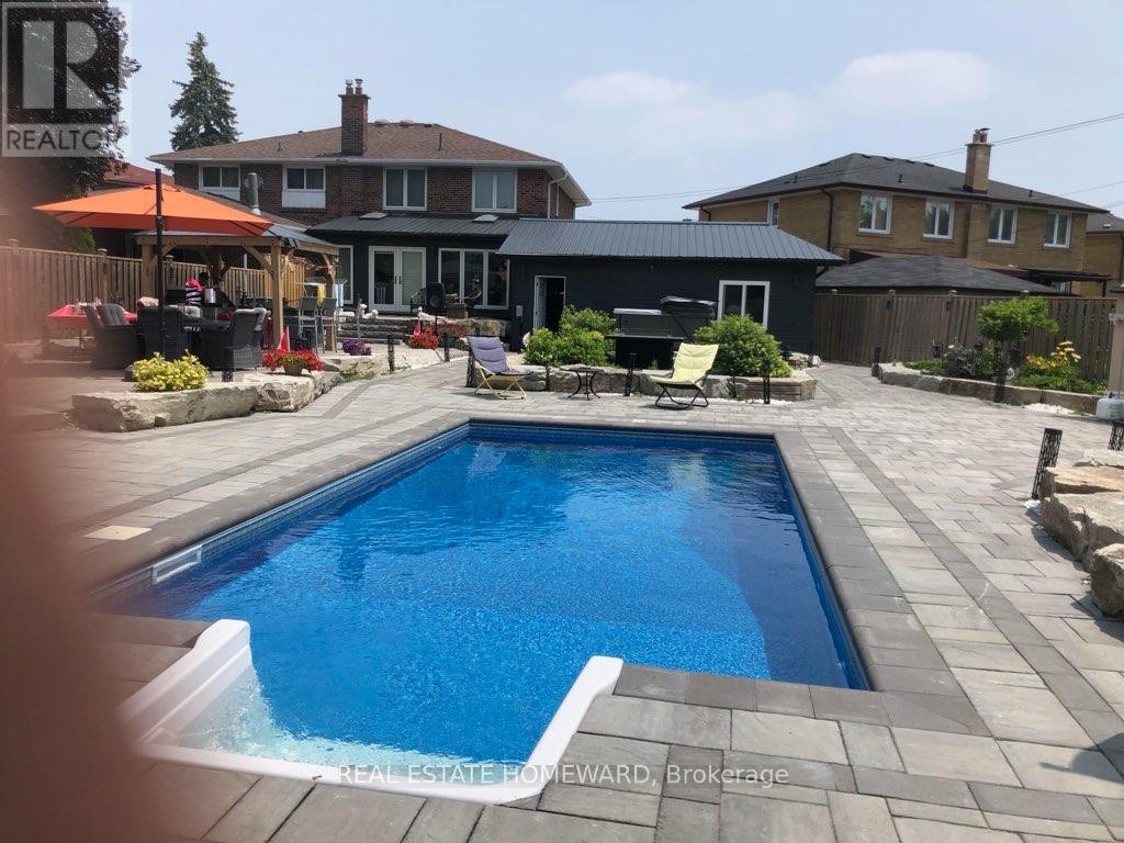 












18 WYNDCLIFF CRESCENT

,
Toronto (Victoria Village),




Ontario
M4A2K1

