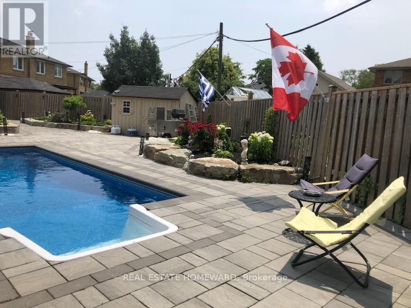 












18 WYNDCLIFF CRESCENT

,
Toronto (Victoria Village),




Ontario
M4A2K1

