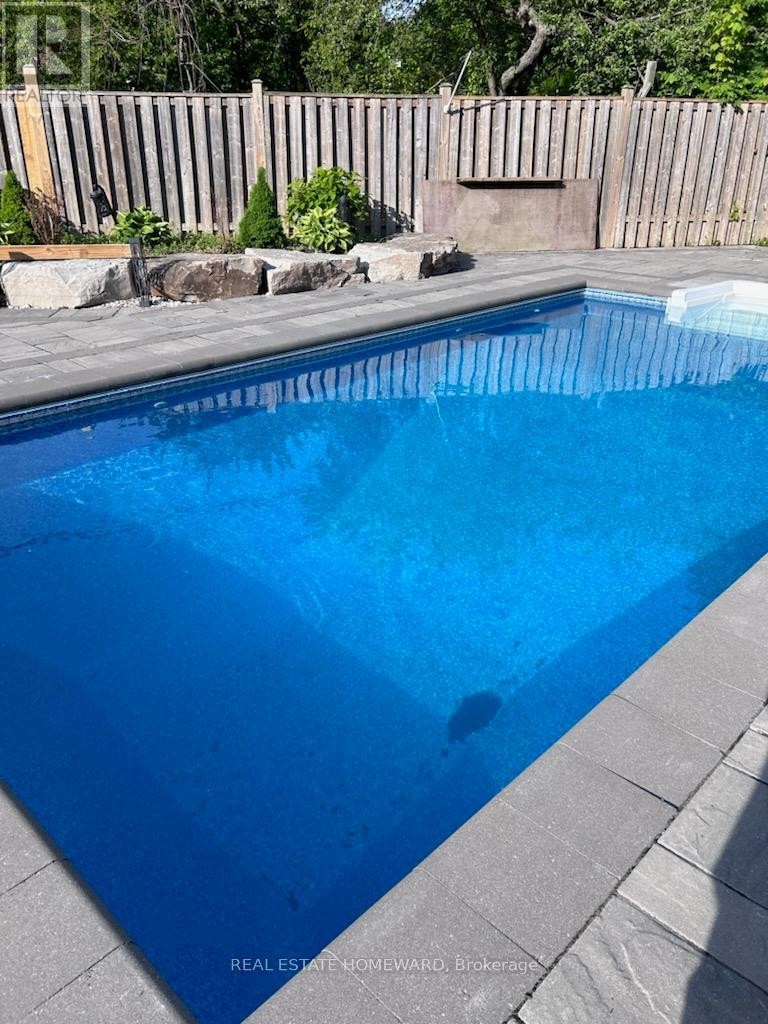 












18 WYNDCLIFF CRESCENT

,
Toronto (Victoria Village),




Ontario
M4A2K1

