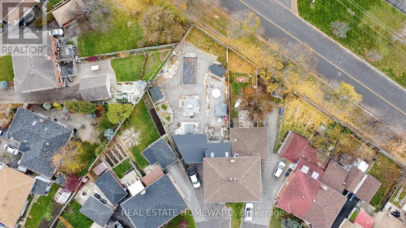 












18 WYNDCLIFF CRESCENT

,
Toronto (Victoria Village),




Ontario
M4A2K1

