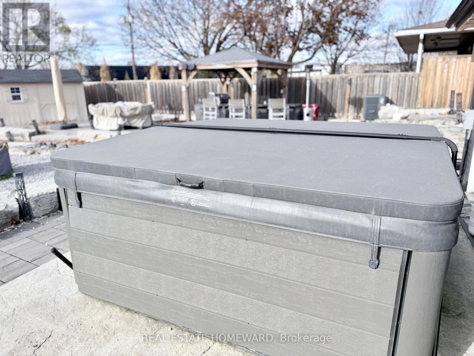 












18 WYNDCLIFF CRESCENT

,
Toronto (Victoria Village),




Ontario
M4A2K1

