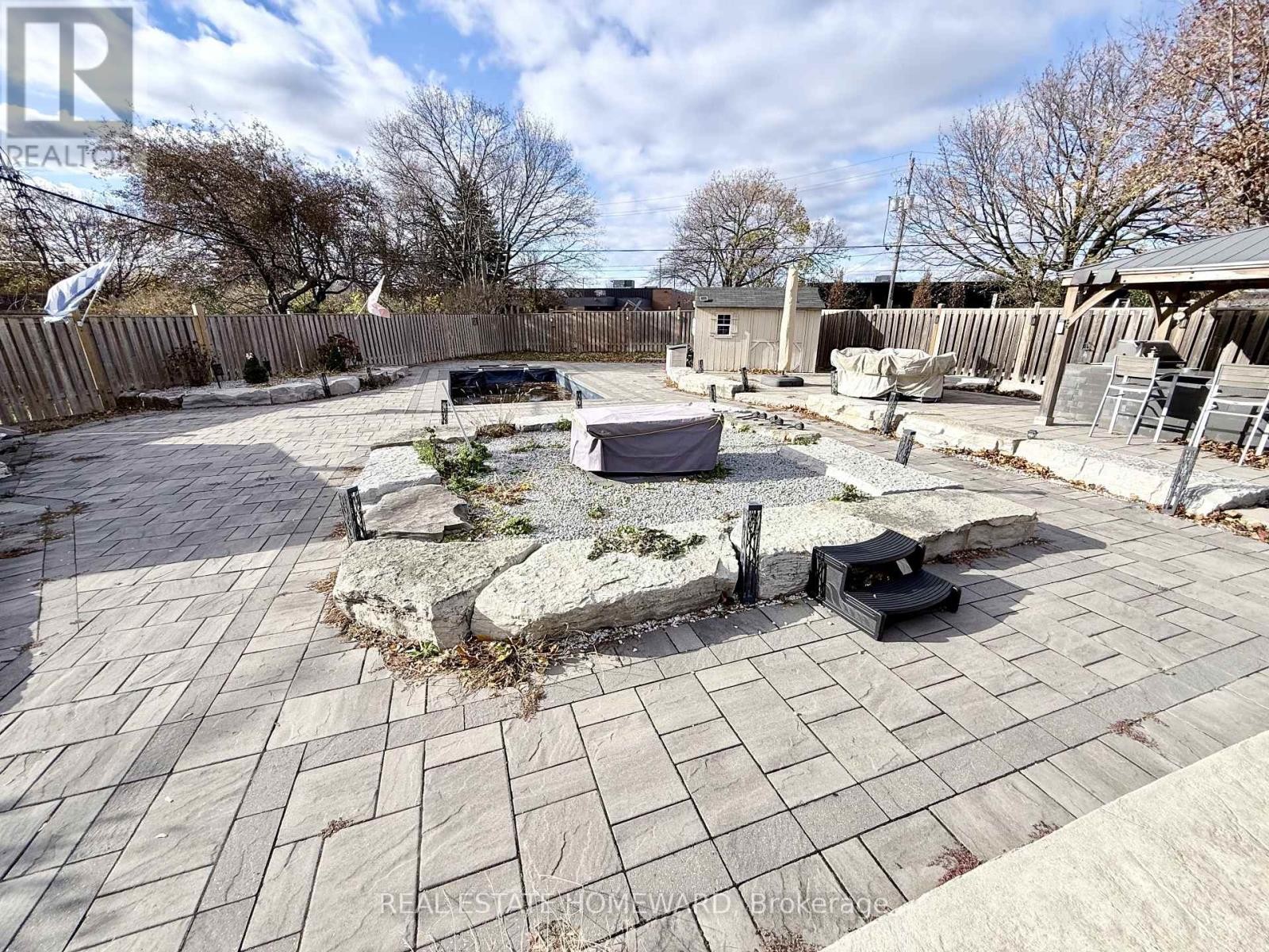 












18 WYNDCLIFF CRESCENT

,
Toronto (Victoria Village),




Ontario
M4A2K1

