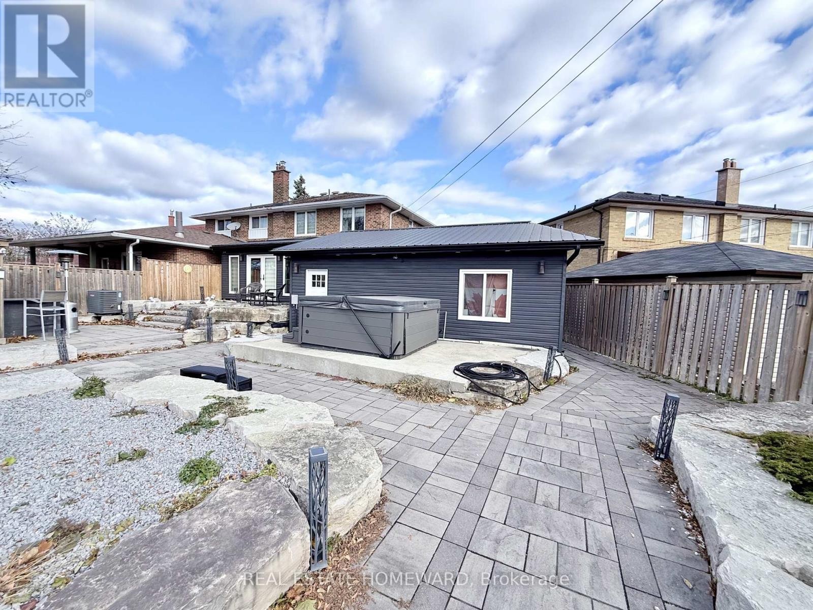 












18 WYNDCLIFF CRESCENT

,
Toronto (Victoria Village),




Ontario
M4A2K1

