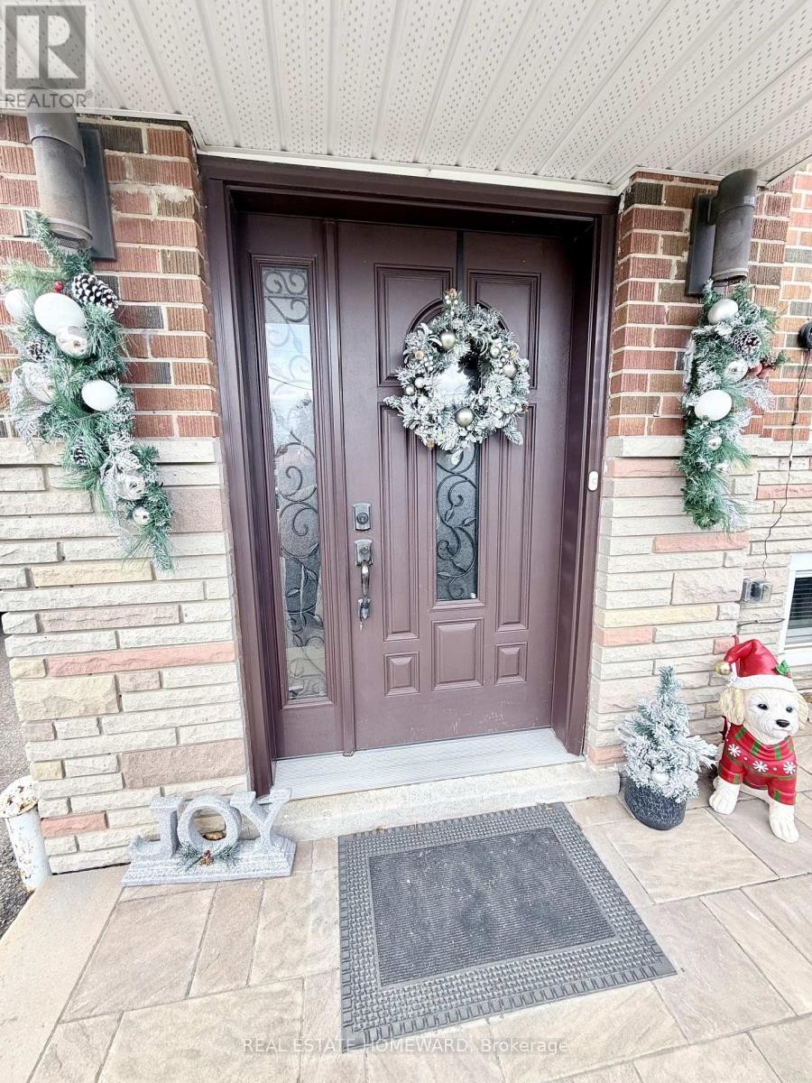 












18 WYNDCLIFF CRESCENT

,
Toronto (Victoria Village),




Ontario
M4A2K1

