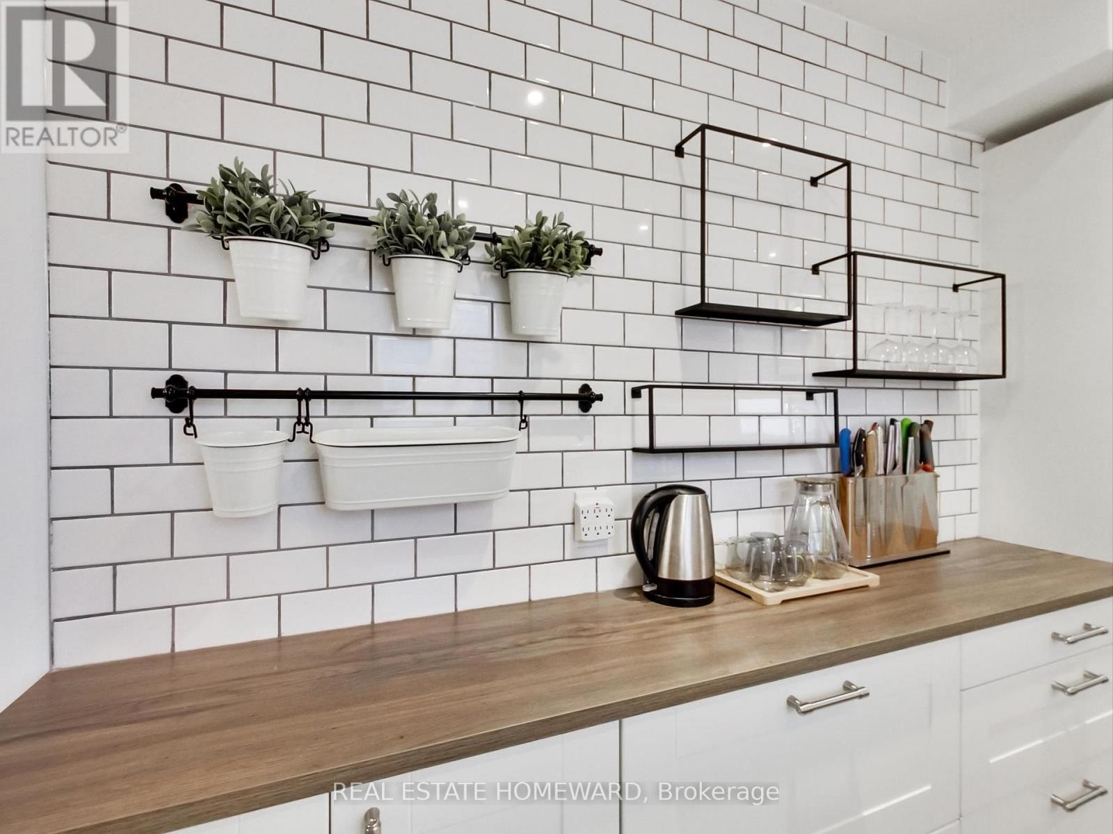 












183 MADISON AVENUE

,
Toronto (Annex),




Ontario
M5R2S6

