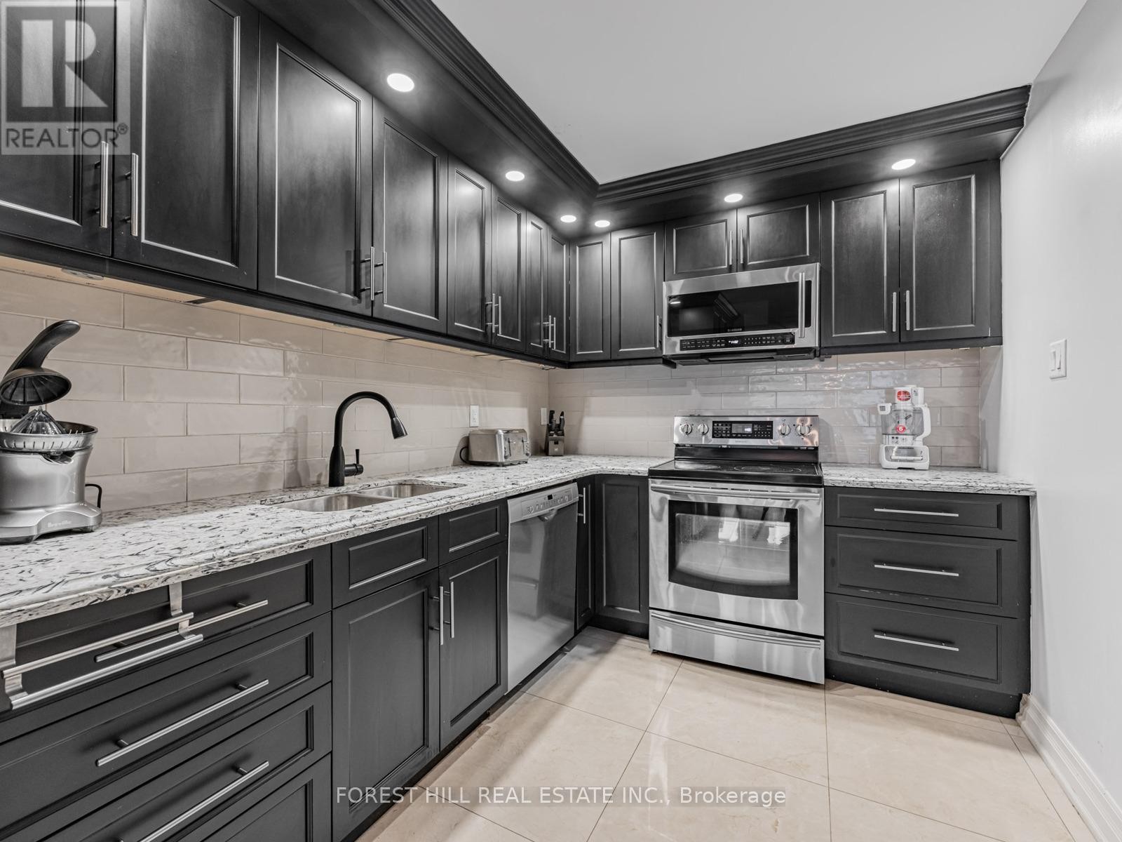 












1306 - 110 BLOOR STREET W

,
Toronto (Annex),




Ontario
M5S2W7

