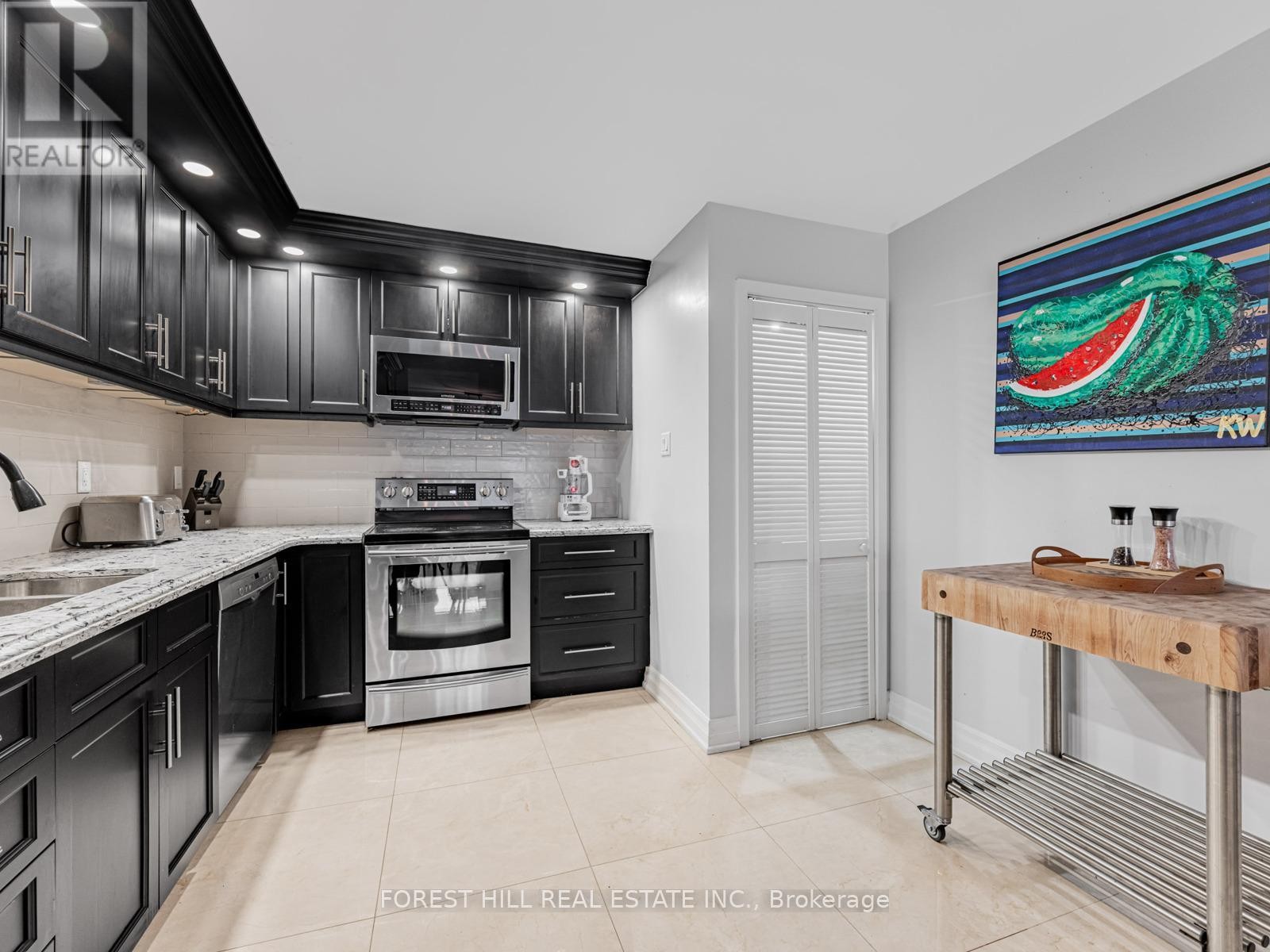 












1306 - 110 BLOOR STREET W

,
Toronto (Annex),




Ontario
M5S2W7

