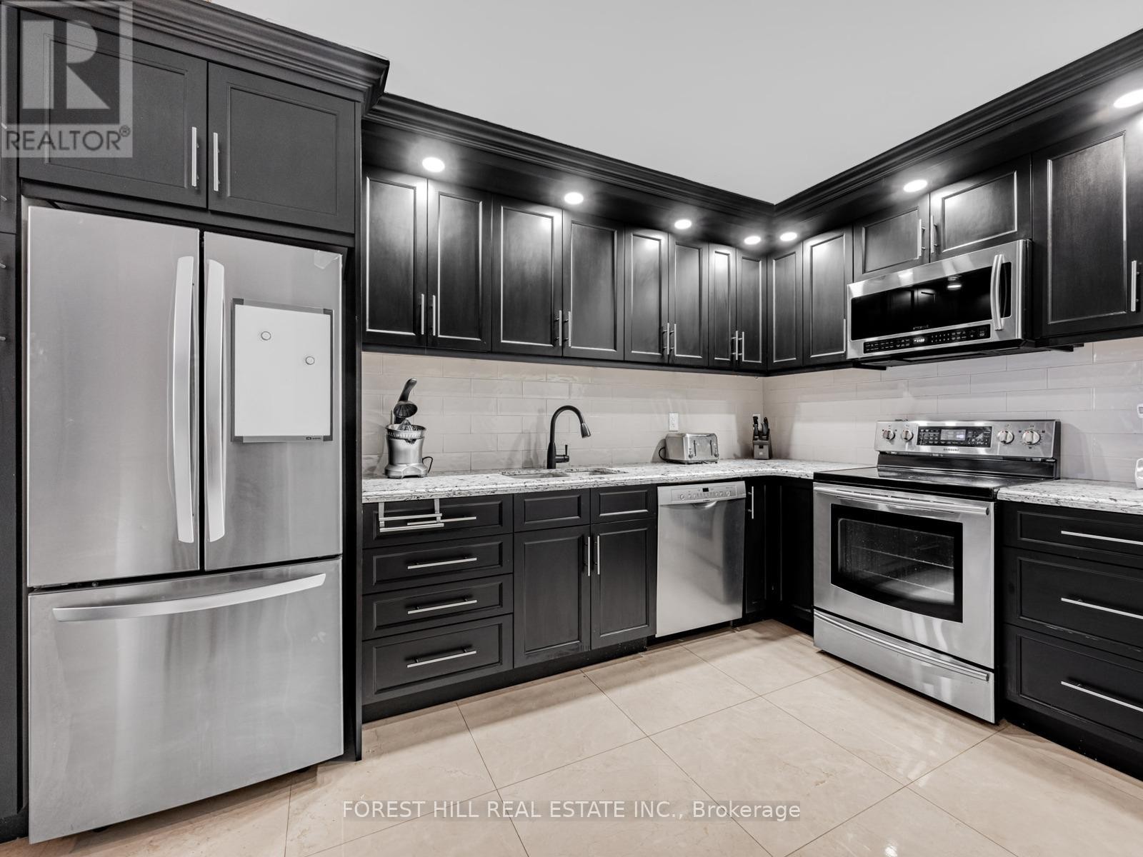 












1306 - 110 BLOOR STREET W

,
Toronto (Annex),




Ontario
M5S2W7

