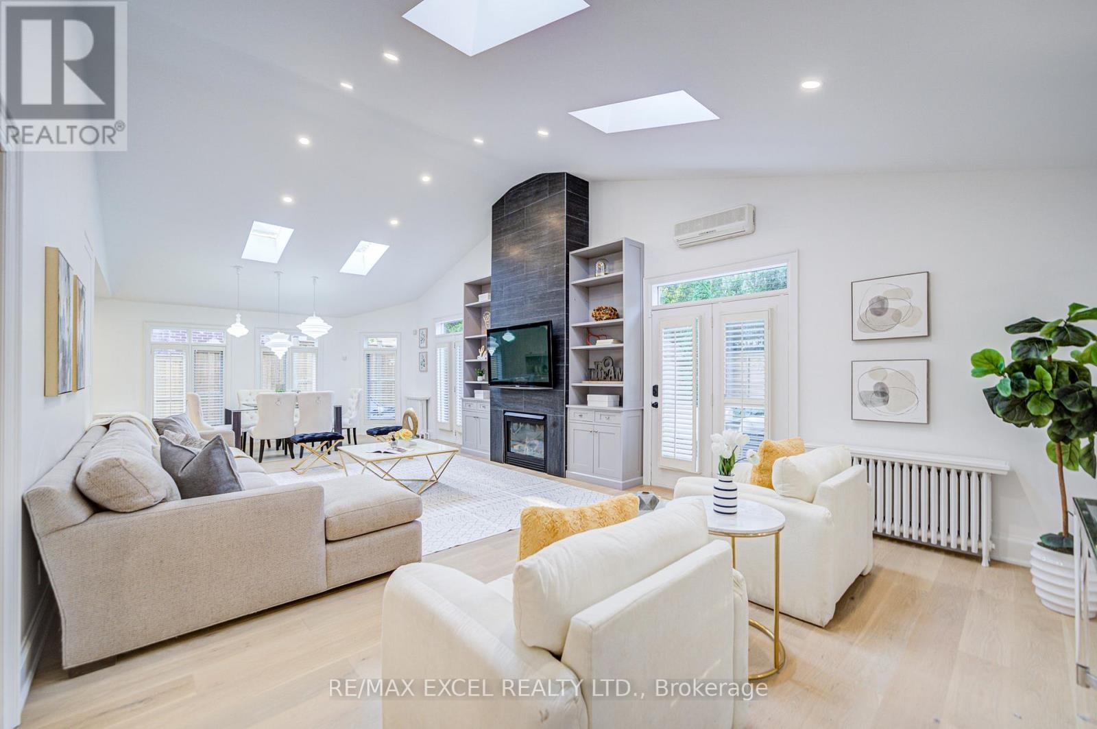 












3 SILVERWOOD AVENUE

,
Toronto (Forest Hill South),




Ontario
M5P1W3

