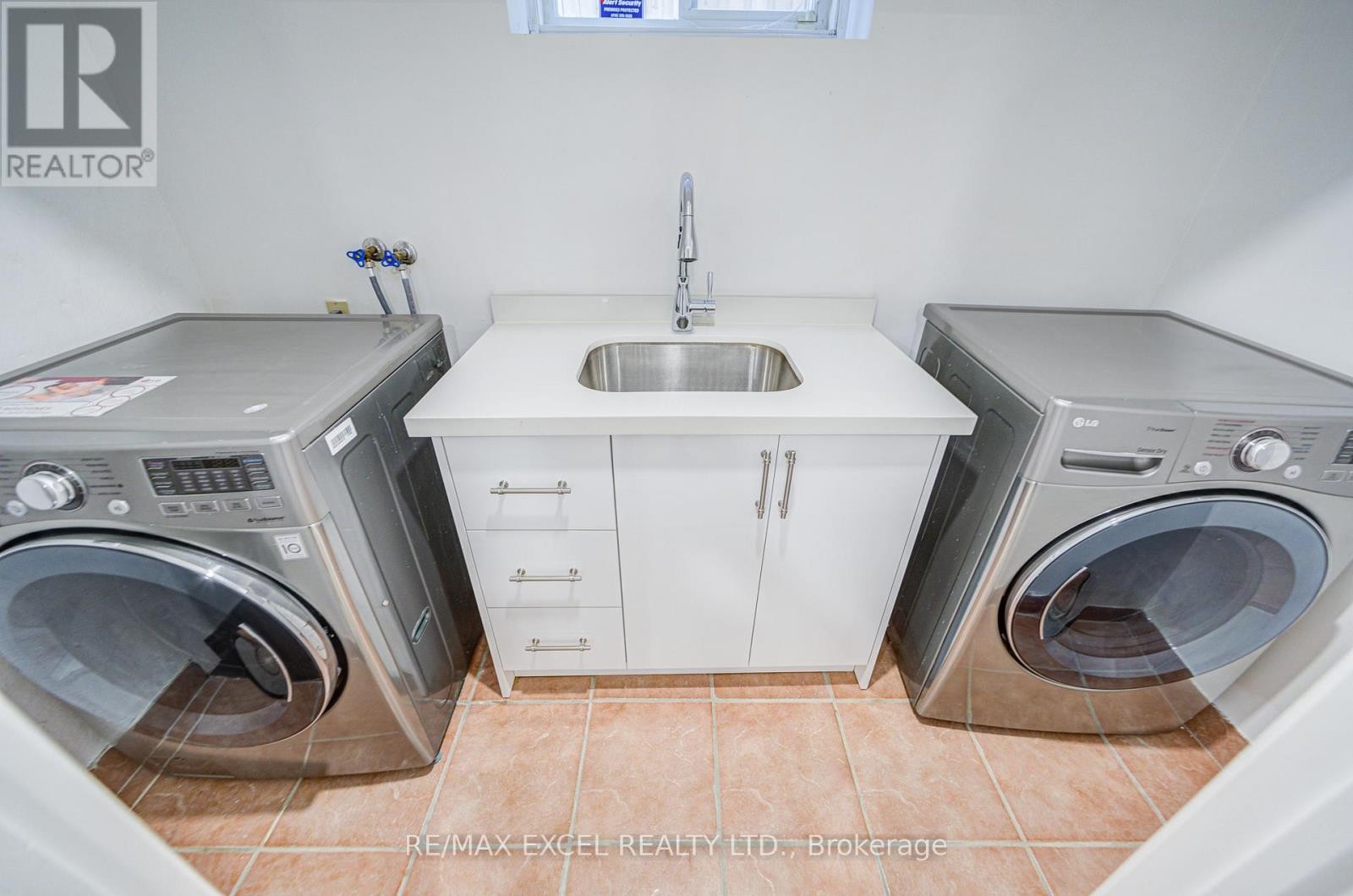 












3 SILVERWOOD AVENUE

,
Toronto (Forest Hill South),




Ontario
M5P1W3

