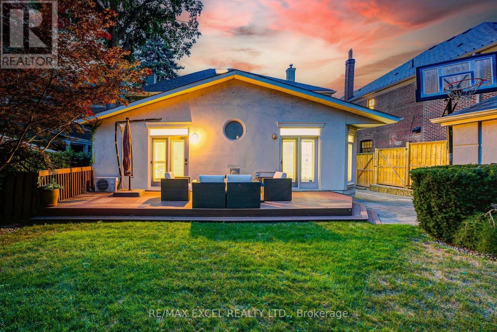 












3 SILVERWOOD AVENUE

,
Toronto (Forest Hill South),




Ontario
M5P1W3

