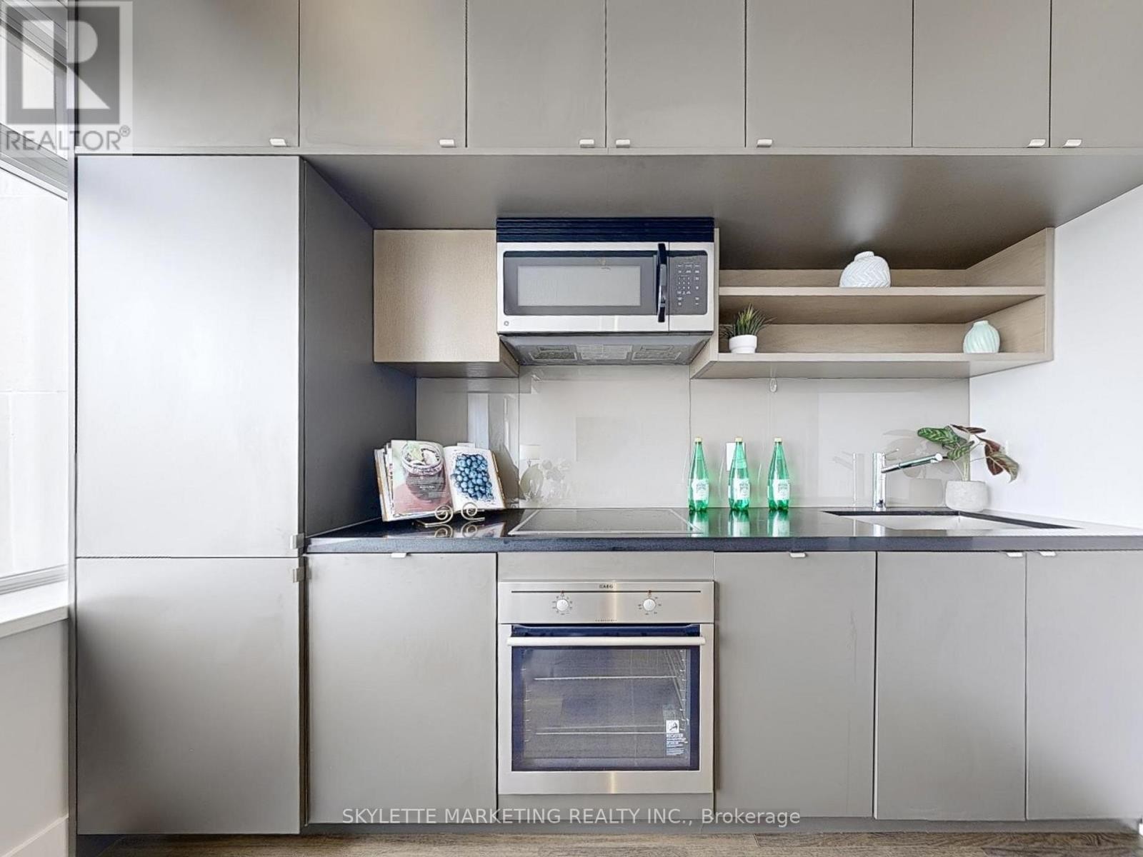 












1128 - 111 ST CLAIR AVENUE W

,
Toronto (Yonge-St. Clair),




Ontario
M4V1N5

