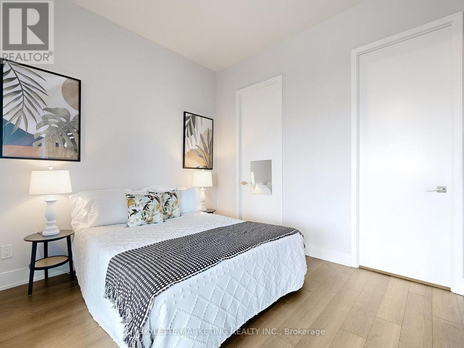 












1128 - 111 ST CLAIR AVENUE W

,
Toronto (Yonge-St. Clair),




Ontario
M4V1N5

