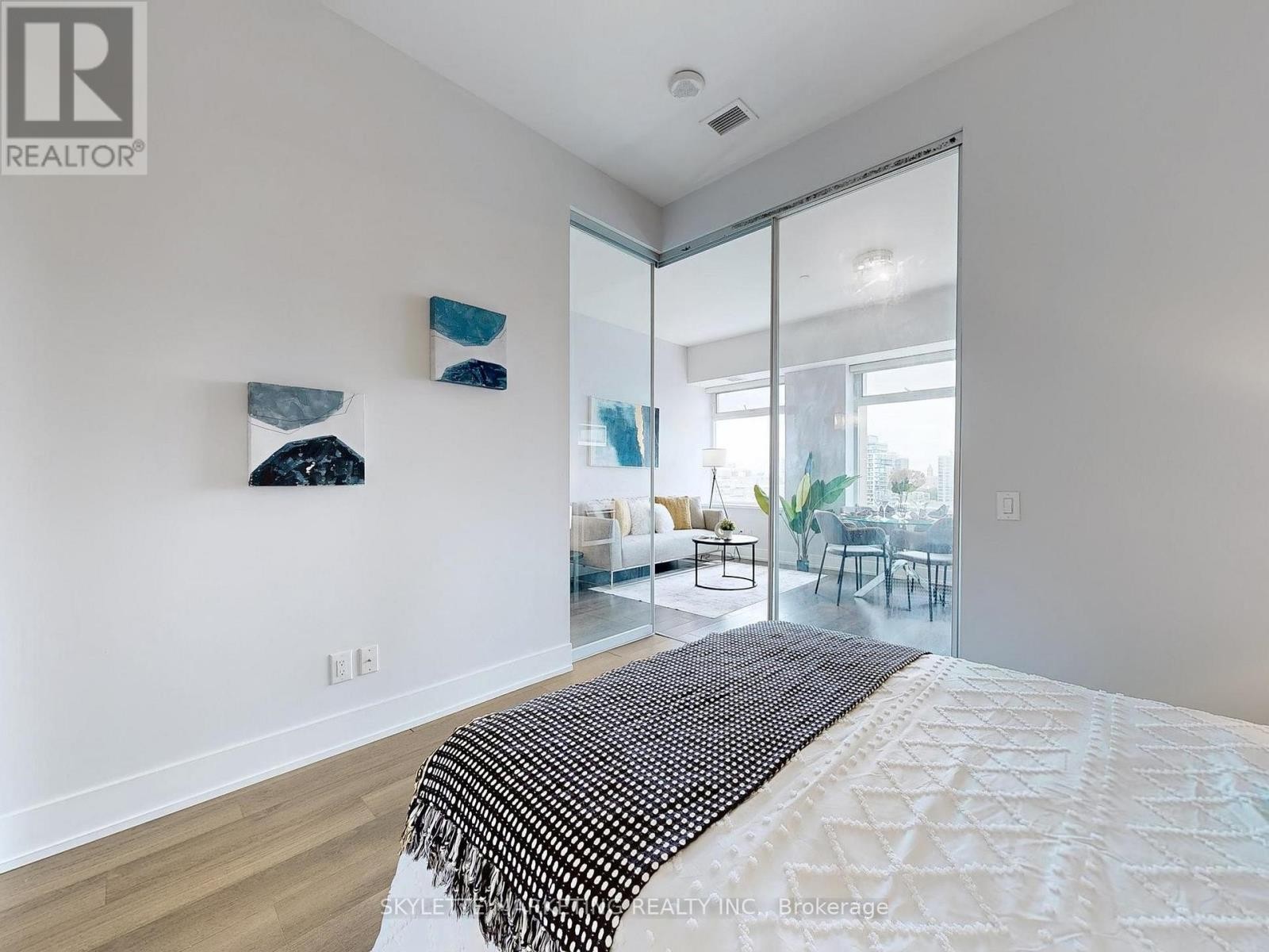 












1128 - 111 ST CLAIR AVENUE W

,
Toronto (Yonge-St. Clair),




Ontario
M4V1N5

