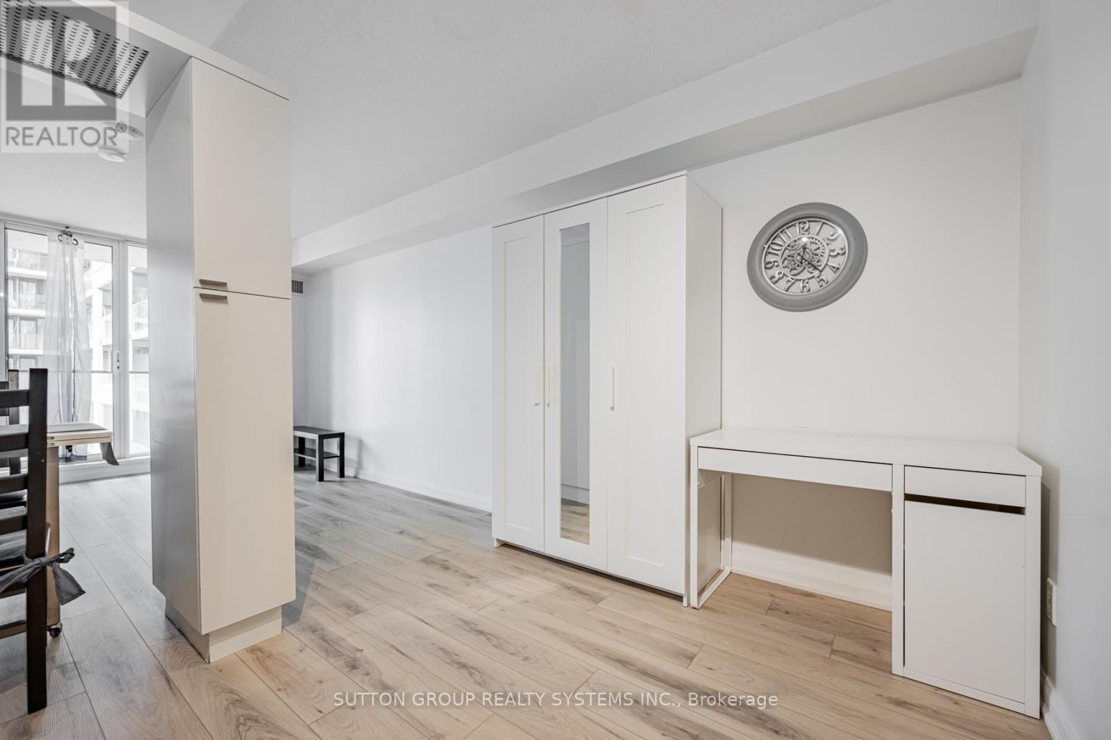 












735 - 111 ELIZABETH STREET

,
Toronto (Bay Street Corridor),




Ontario
M5G1P7

