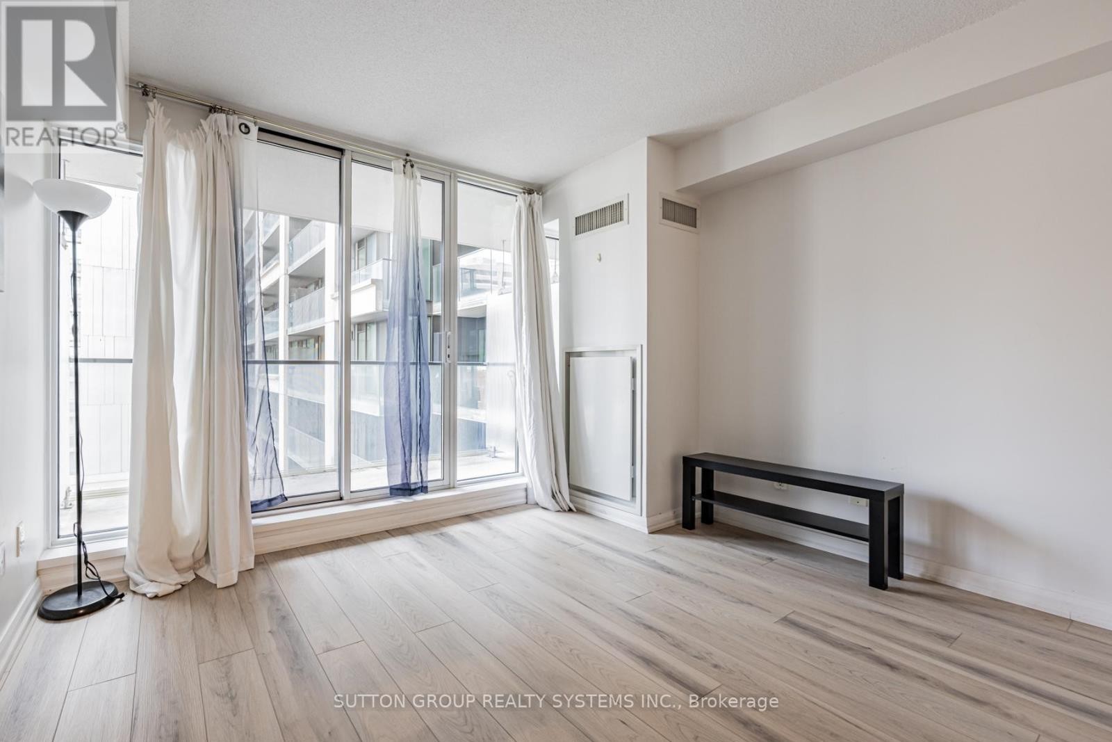 












735 - 111 ELIZABETH STREET

,
Toronto (Bay Street Corridor),




Ontario
M5G1P7

